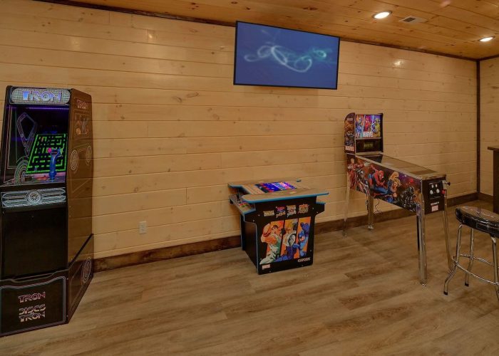 6 bedroom cabin game room with 5 arcade games