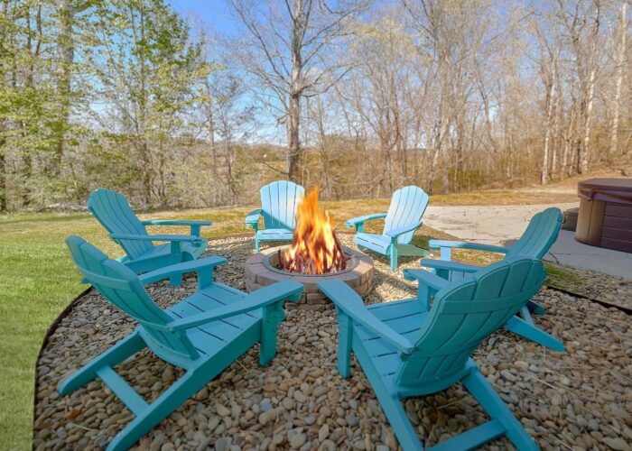 6 bedroom cabin with Fire Pit and Hot Tub