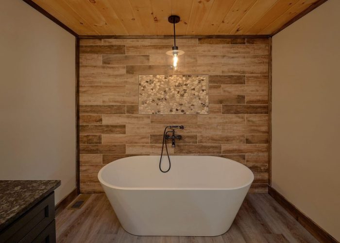 6 bedroom cabin with luxurious soaking tub