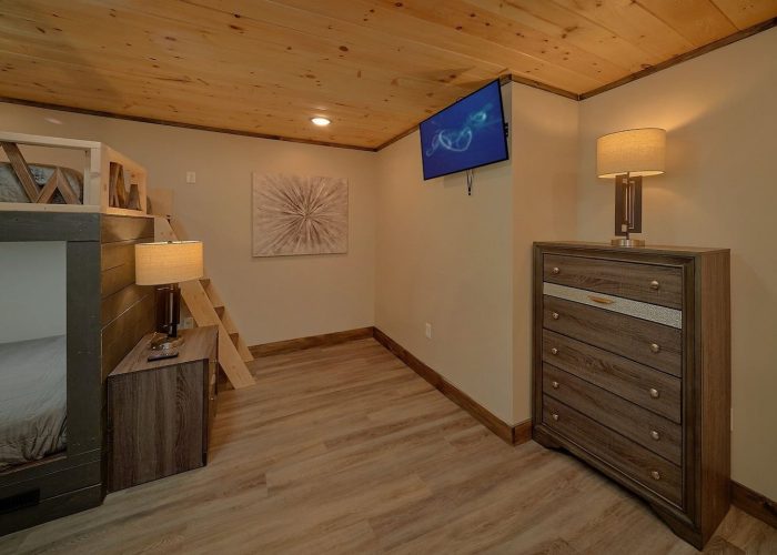 Bunk bedroom for 8 in 6 bedroom cabin rental