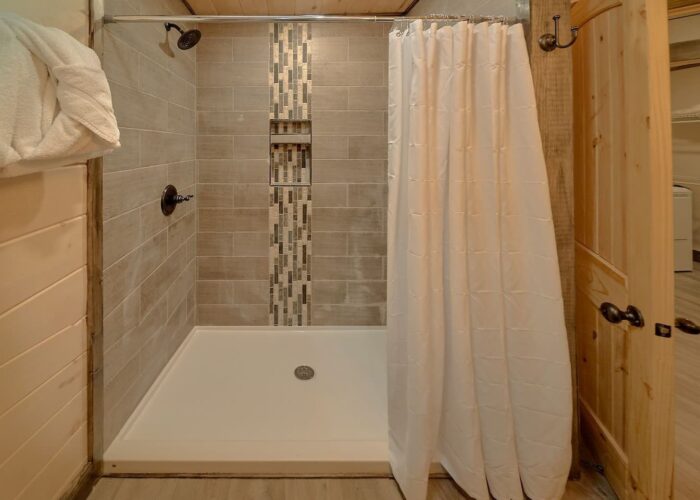 Luxury Cabin rental with 4 Master Bathrooms