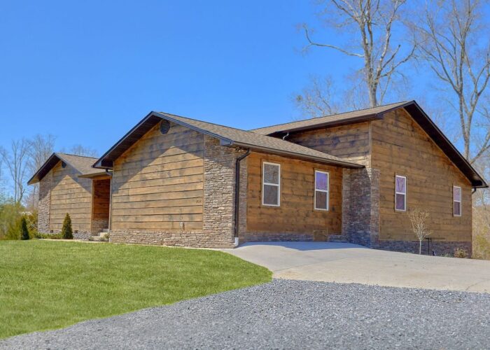 Private 6 bedroom cabin with flat parking