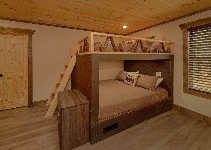 Queen bunkbeds in 6 bedroom luxury cabin
