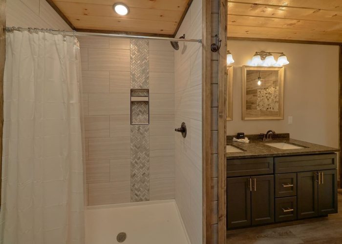 Spacious Master bath in 6 bedroom luxury cabin