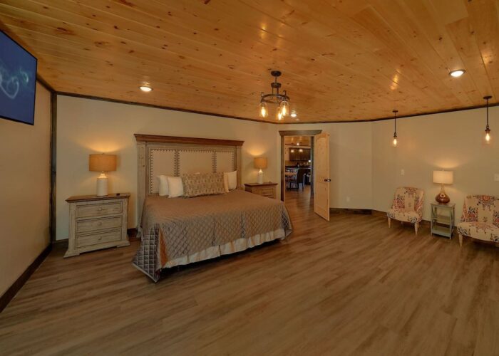 Spacious master bedroom (king)