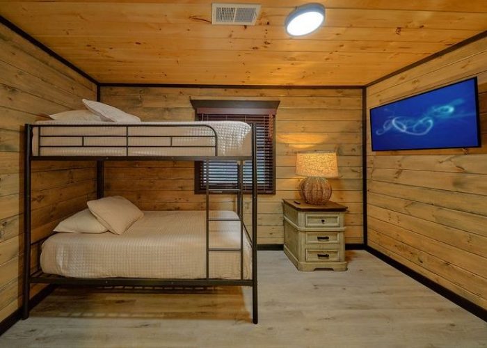 5 bedroom cabin with a Queen bunk bedroom