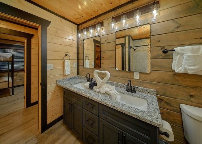 Premium 5 bedroom cabin with 4 full bathrooms