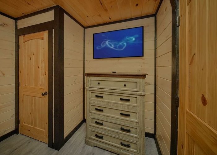 Bunk bedroom with TV in 5 bedroom rental cabin