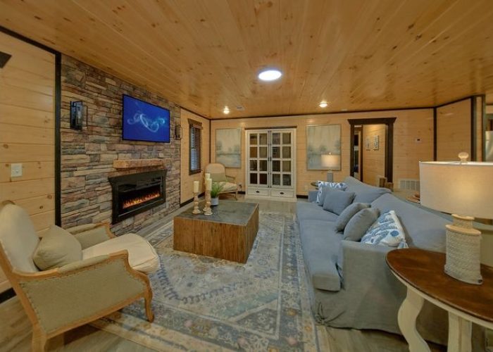 5 bedroom cabin with fireplace in living room