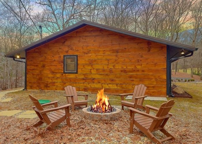 Secluded 5 bedroom cabin with outdoor Fire Pit