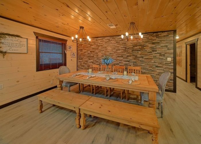 Dining Room in 5 bedroom cabin rental
