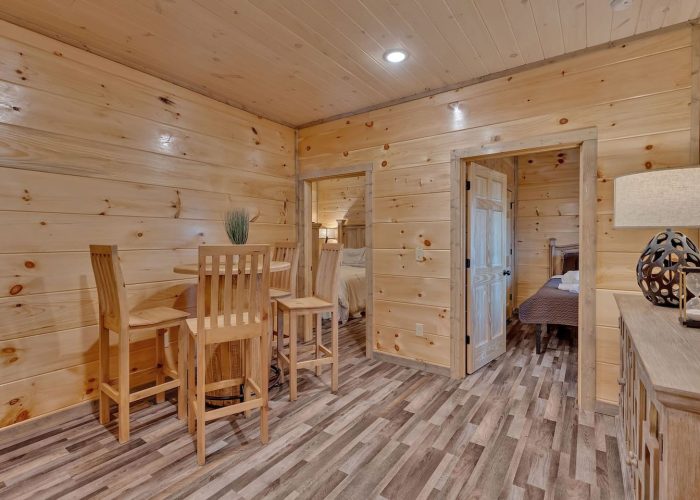 6 bedroom Gatlinburg cabin with 2 dining rooms