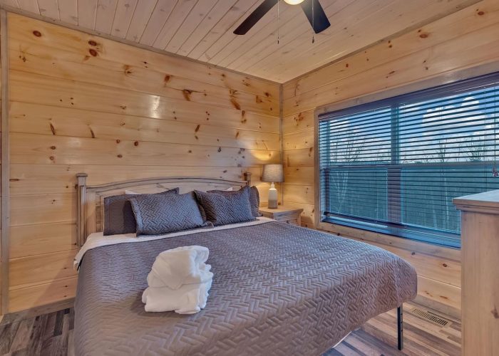 6 bedroom cabin rental with 3 King beds