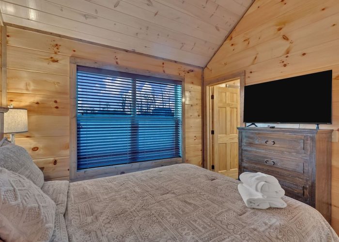 6 bedroom cabin Master Suite with bath