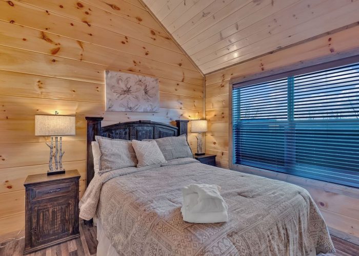 Gatlinburg Rental cabin with 3 Queen bedrooms