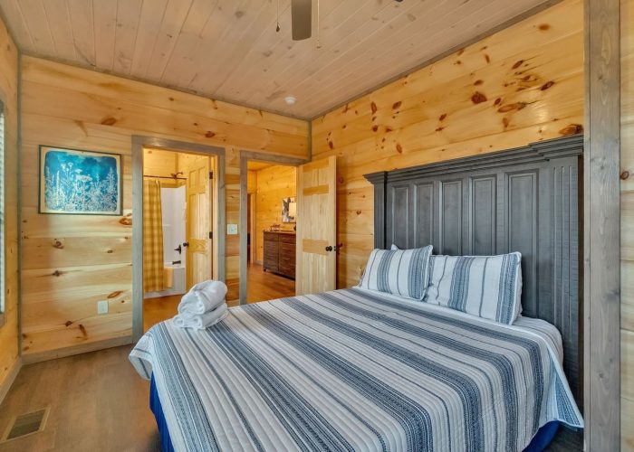 6 bedroom cabin with 3 King bedrooms