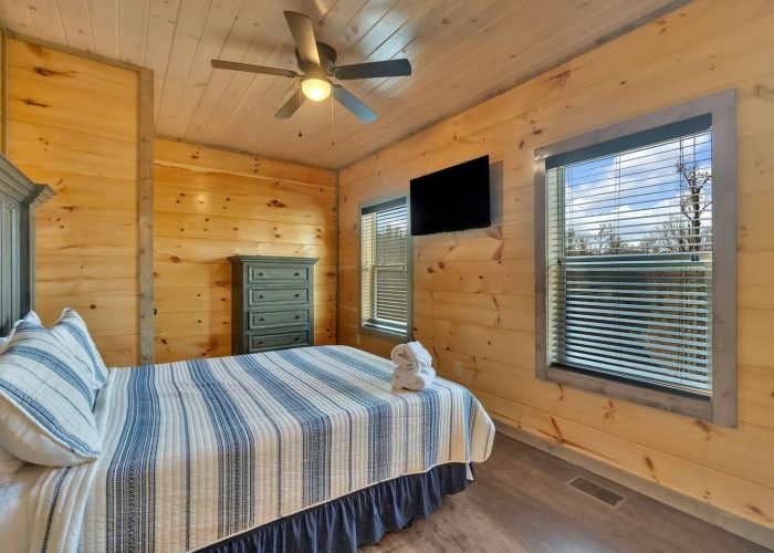 6 bedroom Gatlinburg cabin with king bedroom