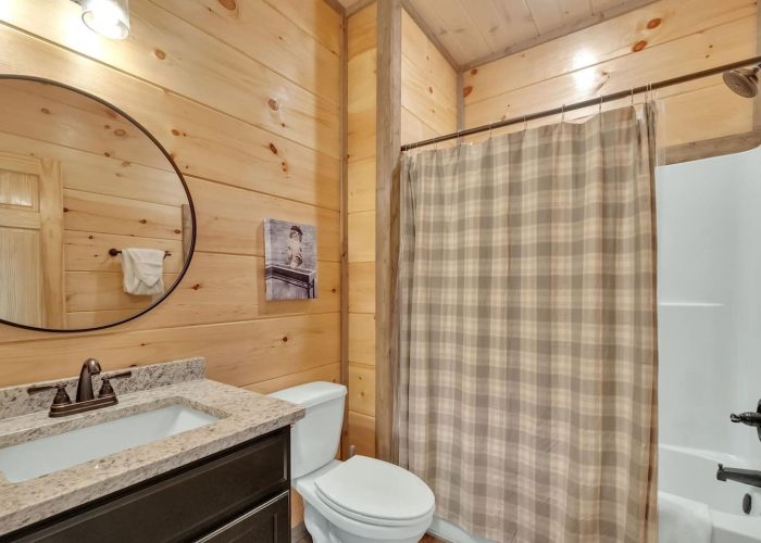 6 bedroom cabin with 6 and a half baths