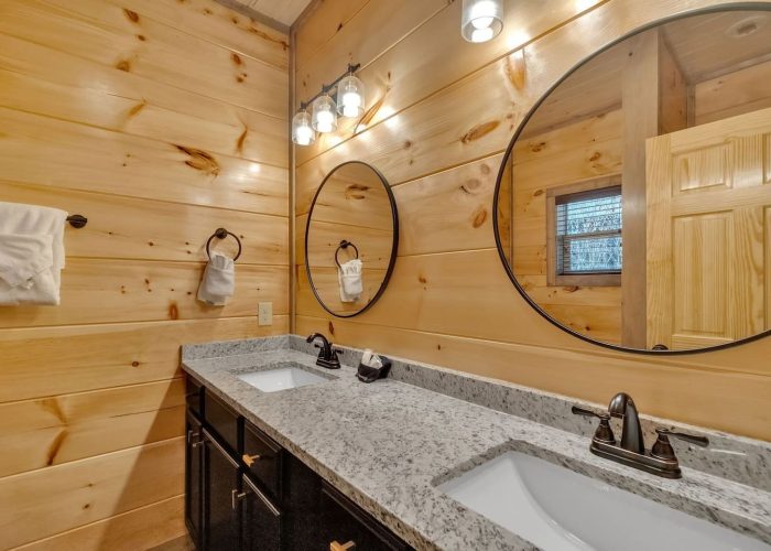 Gatlinburg cabin rental with 6 Master Bathrooms