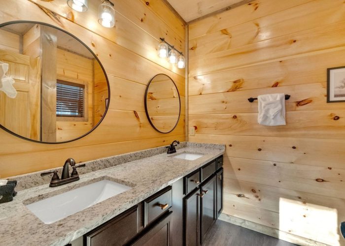 Gatlinburg rental cabin with 6 full bathrooms