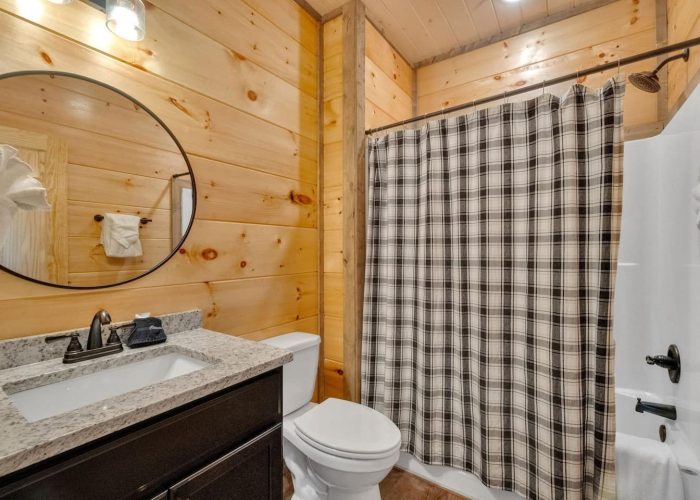 Gatlinburg rental cabin with 6 private bathrooms