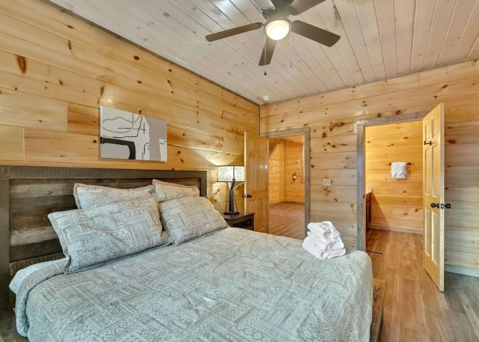 Gatlinburg cabin with private King bedroom