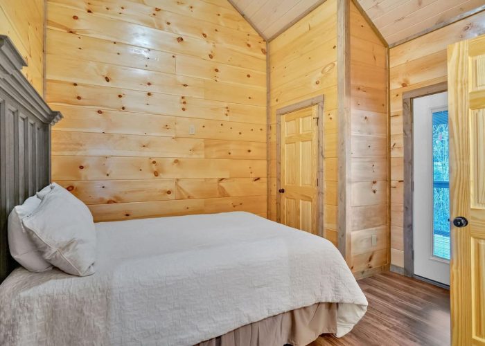 Queen bedroom with bath in 5 bedroom cabin