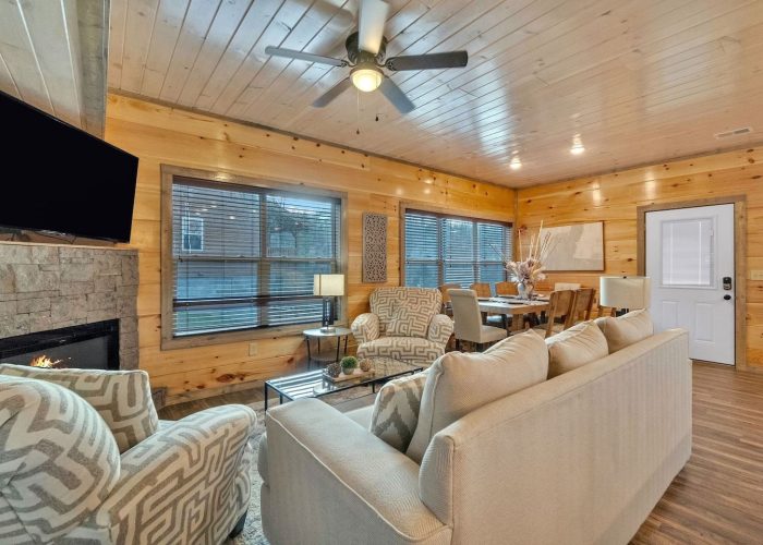 5 bedroom cabin with fireplace in living room