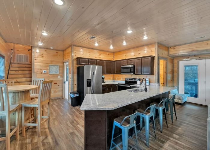 5 bedroom cabin with bar and full kitchen