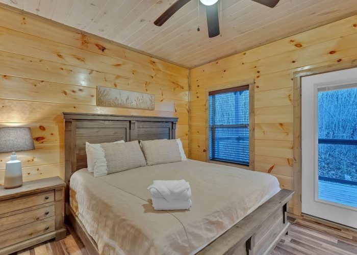 King bedroom with private bath in cabin rental