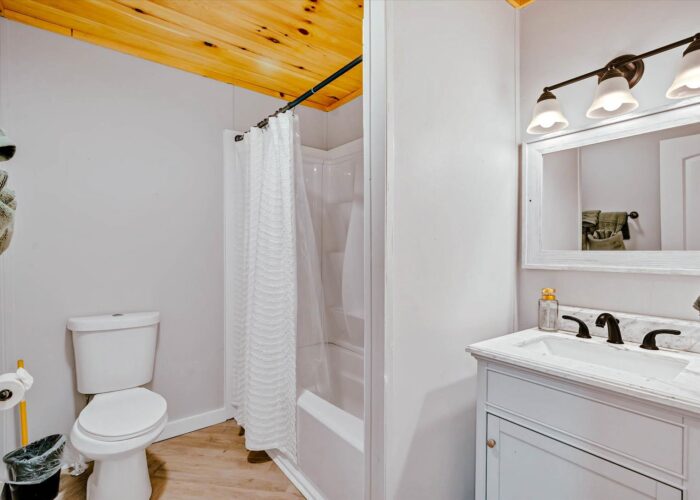 Whispering Pines (44) Bathroom