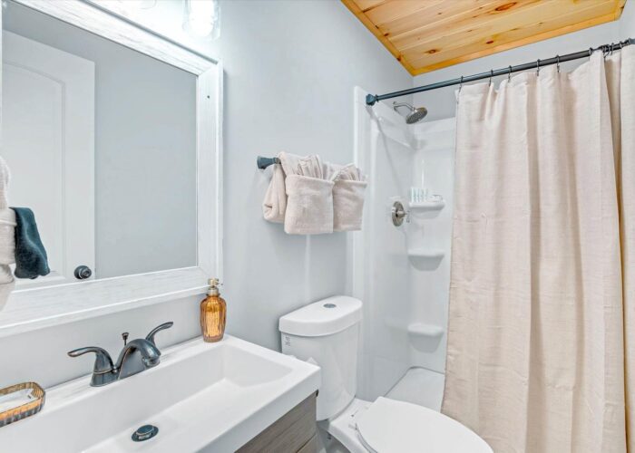 Whispering Pines (45) Bathroom